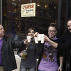 Trabajadoras de la administración de lotería de la calle Gabriel Lobo, 7, en Madrid, celebran con los vecinos la venta de un décimo del 76058, agraciado hoy con el premio gordo en el Sorteo Extraordinario de Navidad. EFE/Fernando Alvarado