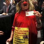 Enrique Vilches, de 80 años, disfrazado de payaso en homenaje al fallecido Miliki, es uno de los muchos asistentes hoy al Teatro Real de Madrid para presenciar el Sorteo Extraordinario de Navidad. EFE/J.J.Guillen