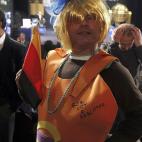 Uno de los asistentes en el Teatro Real al sorteo extraordinario de Navidad. EFE/J.J.Guillen