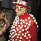 Uno de los curiosos personajes que asistieron al sorteo extraordinario de Navidad. EFE/J.J.Guillen