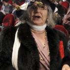 Una de las muchas personas que han asistido hoy disfrazadas al Teatro Real de Madrid para presenciar el Sorteo Extraordinario de Navidad. EFE/J.J.Guillen