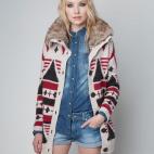 Chaqueta de punto grueso con pelo, de Bershka (39,99 €).