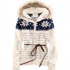 Chaqueta con pelo en el cuello y copos de nieve, de H&M (49,95 €)