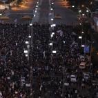 Vista general de los manifestantes congregados frente al palacio, protegido por tanques del Ejército.