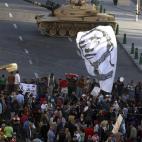 Manifestantes ante la barrera que les impide acercarse al palacio.
