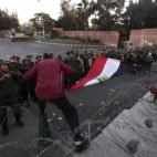 Varias personas se encaran con las fuerzas de seguridad.