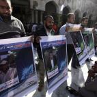 Imágenes de los cinco fallecidos en el funeral celebrado en la mezquita Al-Azhar en El Cairo.
