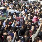 Miles de personas acuden al funeral por las víctimas mortales de los choques del miércoles.