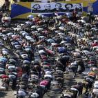 Fieles musulmanes contrarios al régimen islamista de Mohamed Morsi rezan en la plaza Tahrir, en El Cairo