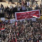 Hamdem Sabahi, jefe del partido opositor, saluda a los manifestantes.