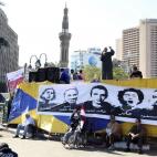 Un clérigo se dirige a los fieles musulmanes congregados en la plaza símbolo de la revolución.