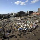 Los manifestantes empiezan a congregarse en la plaza Tahrir. En el centro, la acampada de los opositores.