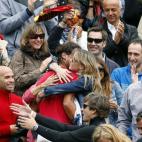 Nadal se abraza a su hermana tras el triunfo.