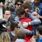 Nadal se abraza a su amigo Pau Gasol. El pívot español ha acudido a París a verle jugar.