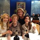 "Tres generaciones de mujeres Lomanas", dice Carmen Lomana (izquierda) sobre su foto navideña.