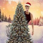 El cantante posa muy navideño con todo el pack: árbol, gorro y nieve