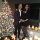 La modelo y el futbolista felicitan las fiestas a punto de ser padres.