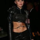 Para diciembre, así se veía, con el cabello corto, rubio y con este atrevido atuendo.