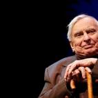 Aquí puedes repasar las perlas de este escritor sin pelos en la lengua. Tenía 86 años.