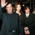 El hijo de Sylvester Stallone fue encontrado muerto a los 36 años en su hogar de Hollywood el viernes 13 de julio, aunque se reportó que llevaba al menos un par de días muerto. La razón fue una aparente sobredosis de pastillas aunque la inve...