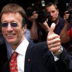 Uno de los tres hermanos del grupo de los Bee Gees, recordado por hits como "Stayin 'Alive" y "Night Fever", falleció el domingo 20 de mayo a los 62 años por fallos renales.