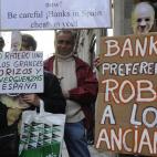 Afectados por preferentes de Bankia increpan a Rato a su llegada a la Audiencia Nacional