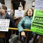 Afectados por preferentes de Bankia increpan a Rato a su llegada a la Audiencia Nacional
