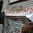 Afectados por preferentes de Bankia increpan a Rato a su llegada a la Audiencia Nacional