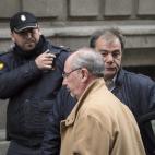 Afectados por preferentes de Bankia increpan a Rato a su llegada a la Audiencia Nacional