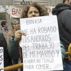 Afectados por preferentes de Bankia increpan a Rato a su llegada a la Audiencia Nacional