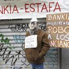 Afectados por preferentes de Bankia increpan a Rato a su llegada a la Audiencia Nacional