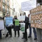 Afectados por preferentes de Bankia increpan a Rato a su llegada a la Audiencia Nacional