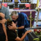 Hombre consuela a Ofelia Acevedo, la viuda de Payá.