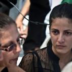 Rosa Maria Payá con profunda tristeza en el funeral de su padre, Oswaldo Payá. La viuda, Ofelia Acevedo, desconsolada también.