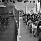 Sierra dividió al público de un auditorio según sus ganancias. A un lado, los que ganaban más de 1.000 euros. Al otro, los que menos.