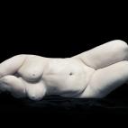 'Elizabeth with elbows hiding face', 2012 ©Nadav Kander, Cortesía de Flowers Gallery, London