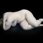 'Elizabeth with hand on shoulders', 2010 ©Nadav Kander. Cortesía deFlowers Gallery, London