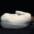 'Michael curled away', 2012, ©Nadav Kander. Cortesía de Flowers Gallery, London