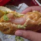 Ontario, Canadá. Un sandwich del Kentucky Fried Chicken ya mordido muestra un trozo de pollo demasiado crudo.