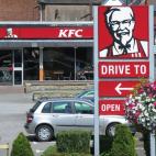 Sí, KFC de nuevo. Esta vez, con alevosía, empleados de un KFC de Texas sirvieron, en septiembre de 2012, pollo caducado a sus clientes. El pollo llevaba prescrito seis días.