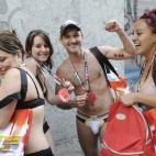 Unos chicos salen triunfantes de la tienda con sus respectivas bolsas.