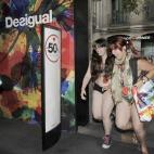 Dos chicas se adentran corriendo en la tienda para no perderse ninguna de las rebajas.