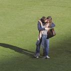 Carbonero, resistiéndose un poquito al achuchón de su novio. En mayo de 2011, para celebrar el aniversario de la victoria en el Mundial en un viaje a Sudáfrica.