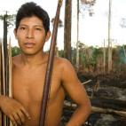 Hemokoma'á posa junto a parte del territorio awá devastado. Un 31% de este ha sido destruido por los invasores ilegales