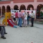 Varios vecinos se concentran en la plaza de la urbanización Rosa de Luxemburgo