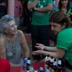 La actriz Pilar Bardem charla con una de las mujeres de la marcha negra