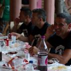 Los mineros cenan y charlan por teléfono