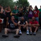 Varios mineros y vecinos aplauden a las personas subidas al escenario, que animan a que continúe la marcha minera