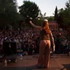 Una mujer recita un poema ante un millar de personas