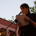 Uno de los miembros del colectivo Caídos del Cielo recita un poema